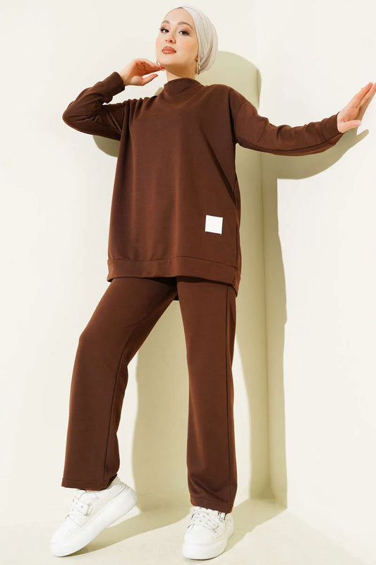 Set a due pezzi con base con dettaglio emblema marrone