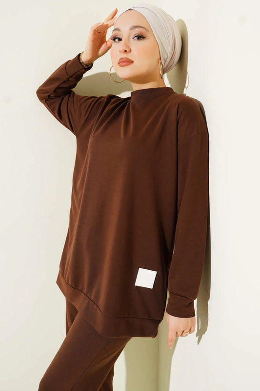 Set a due pezzi con base con dettaglio emblema marrone