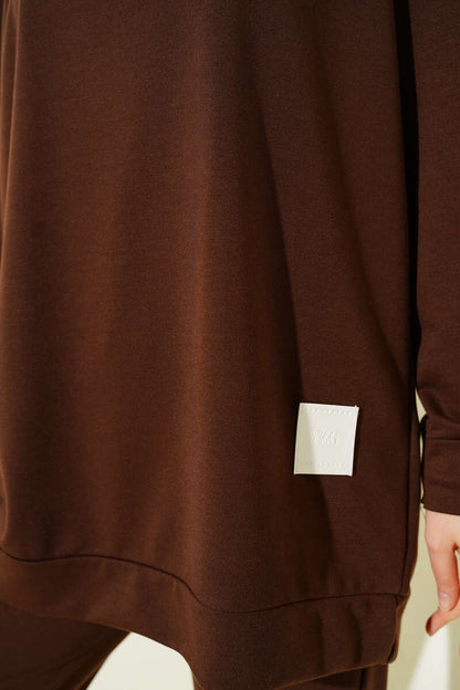 Set a due pezzi con base con dettaglio emblema marrone