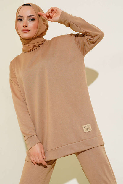 Set a due pezzi con base con dettaglio emblema - beige