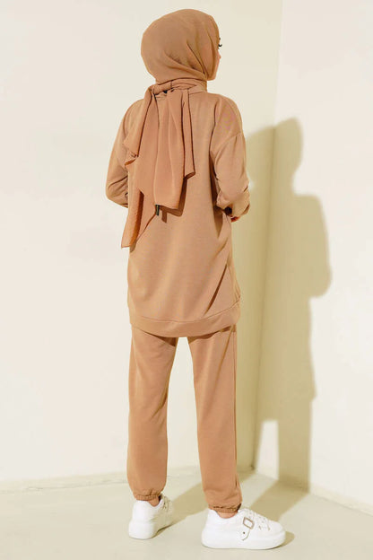 Set a due pezzi con base con dettaglio emblema - beige