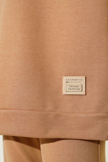 Set a due pezzi con base con dettaglio emblema - beige