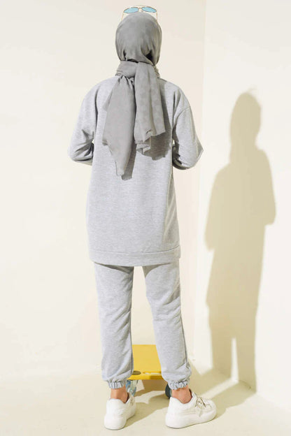 Set a due pezzi con base con dettaglio emblema- grigia