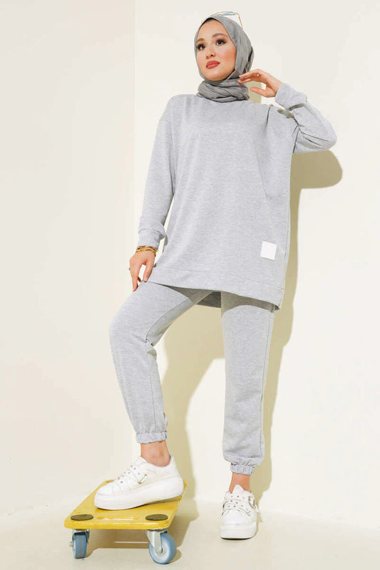 Set a due pezzi con base con dettaglio emblema- grigia