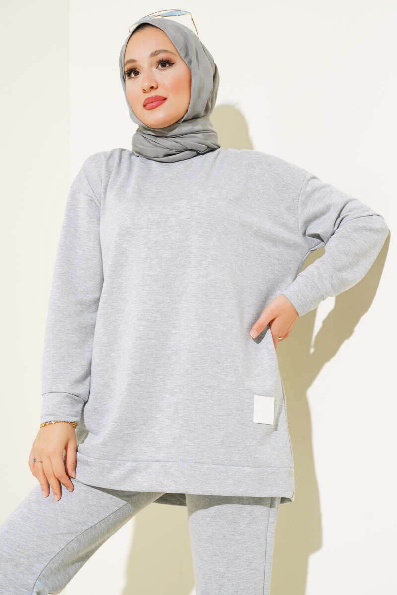 Set a due pezzi con base con dettaglio emblema- grigia