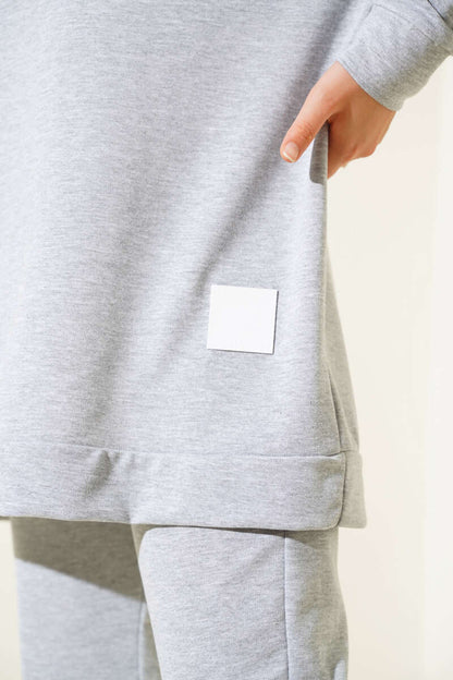 Set a due pezzi con base con dettaglio emblema- grigia