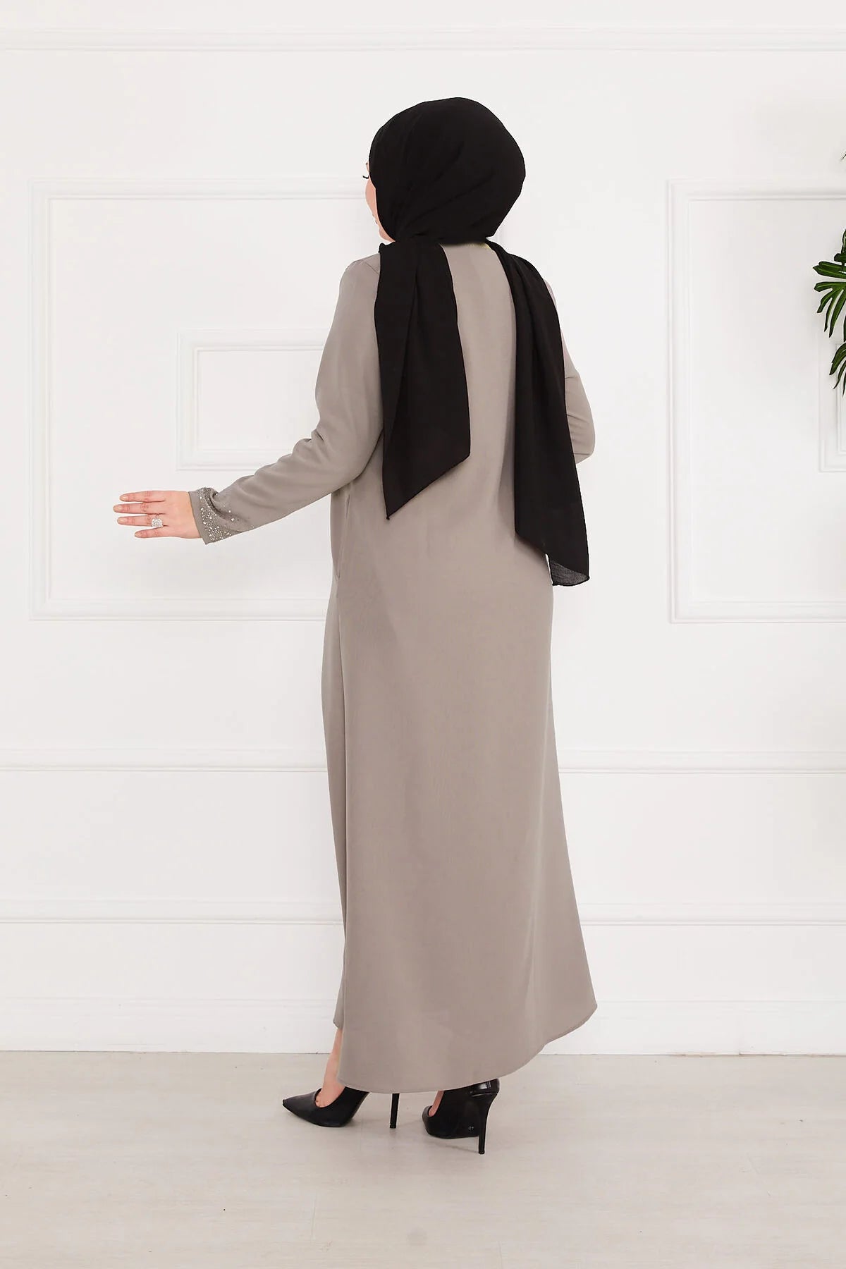 Abaya grigia con Dettagli in Pietra Beige