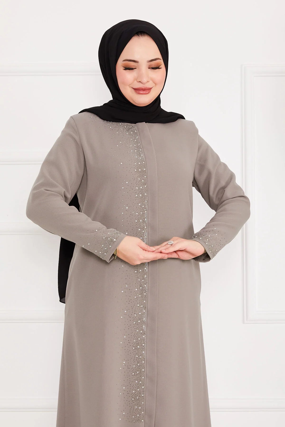 Abaya grigia con Dettagli in Pietra Beige